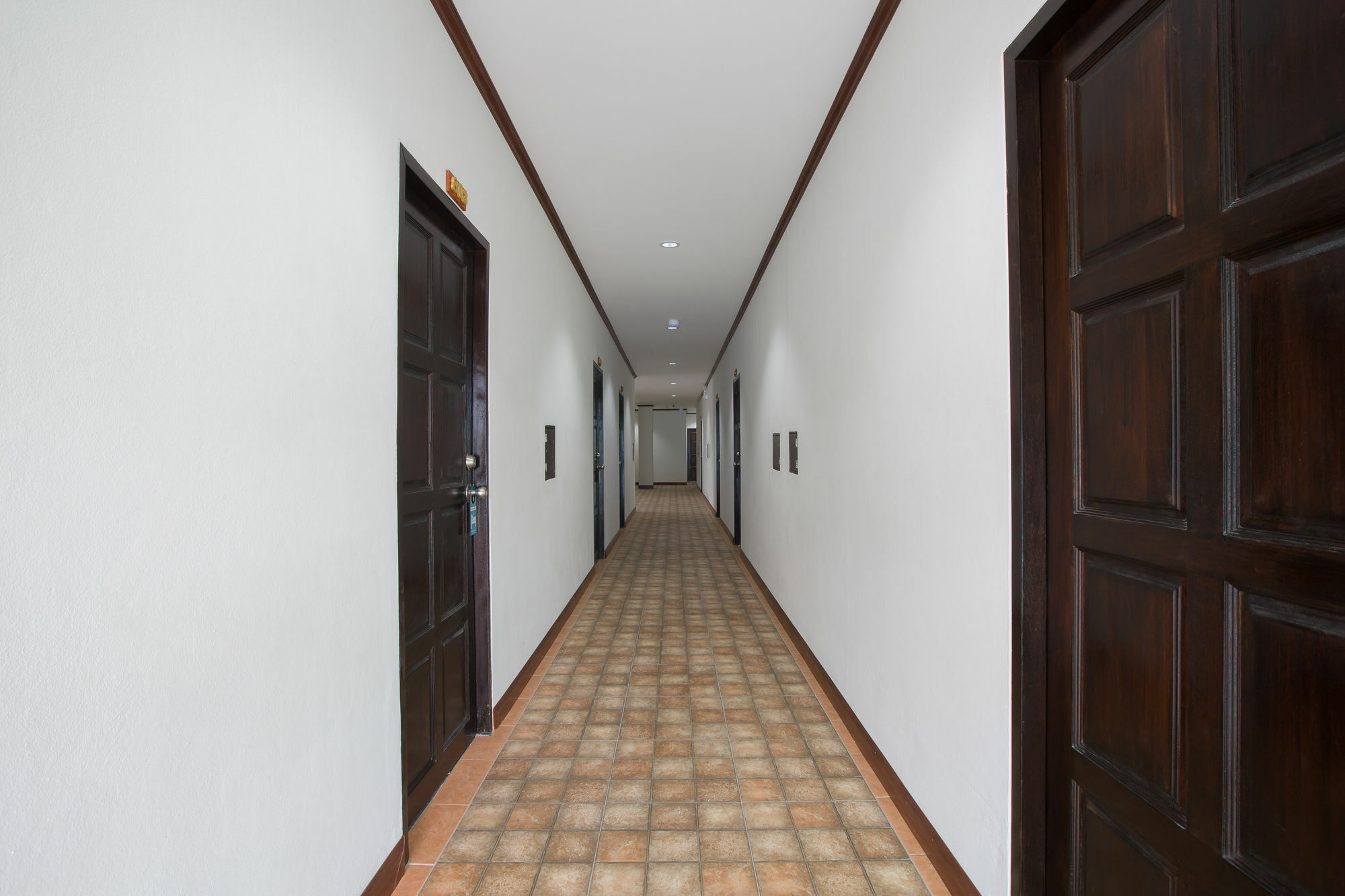 Chusri Hotel Patong Buitenkant foto