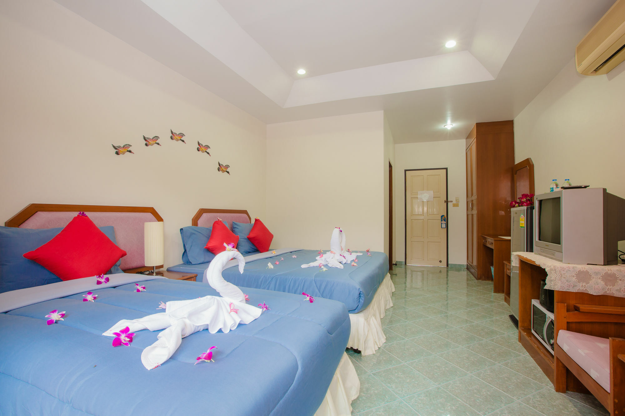 Chusri Hotel Patong Buitenkant foto