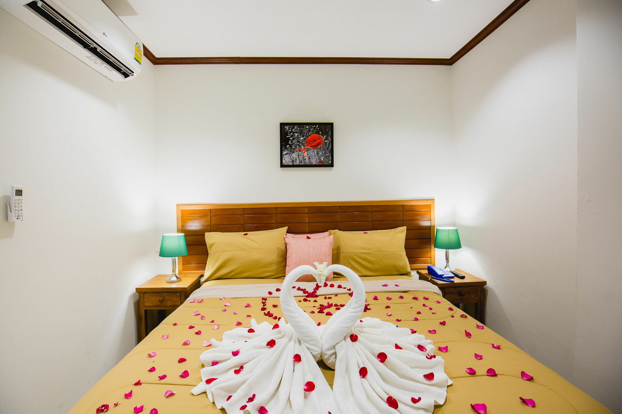 Chusri Hotel Patong Buitenkant foto